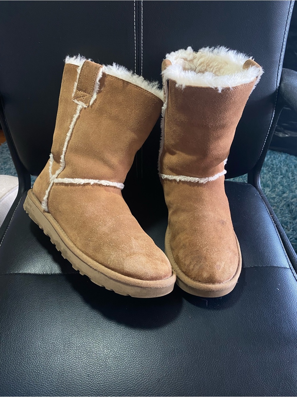 UGG Classic Women's Chestnut Shearling-Lined Suede Boots Size 8